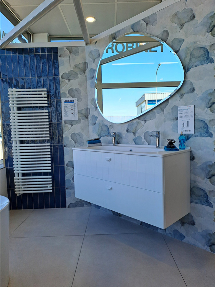 Meuble de salle de bain avec miroir asymétrique
