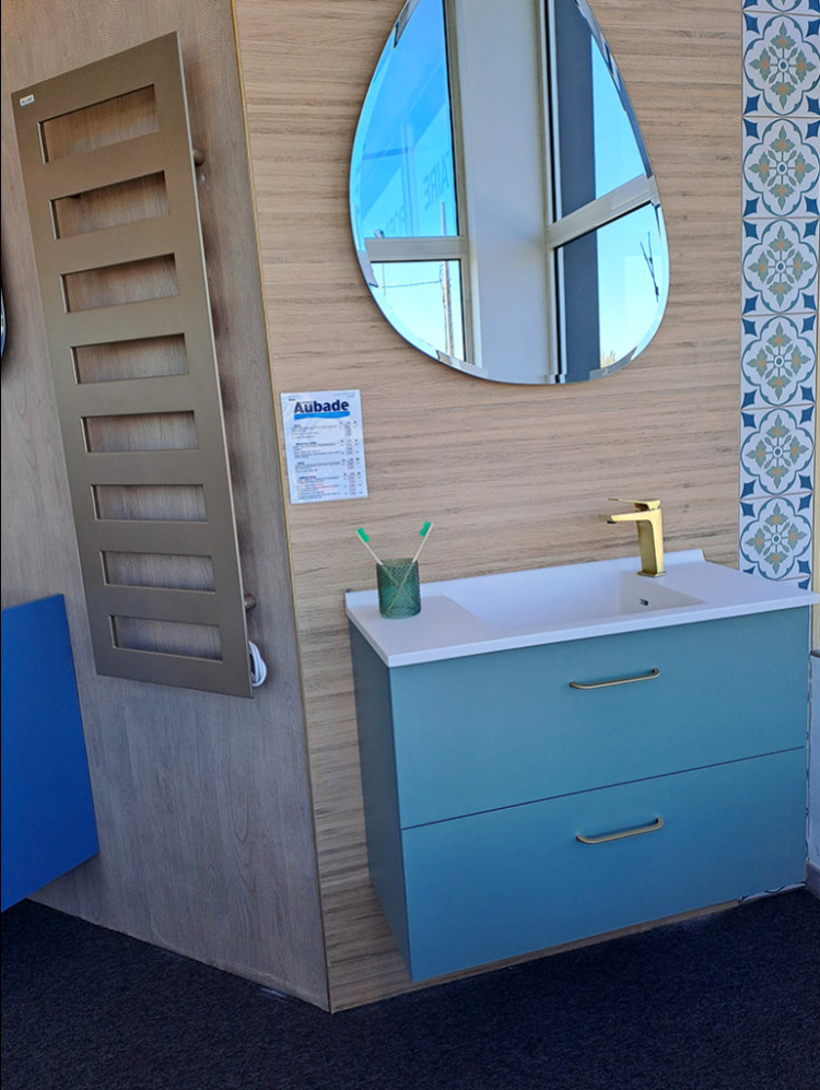 sèche serviette et meuble simple vasque