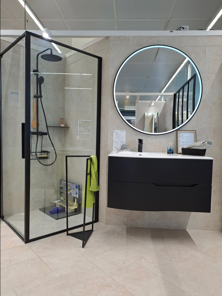 Meuble avec miroir suspendu et cabine de douche