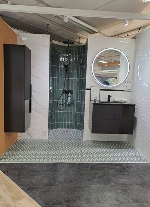 Douche et meuble de salle de bain suspendu avec colonne de rangement