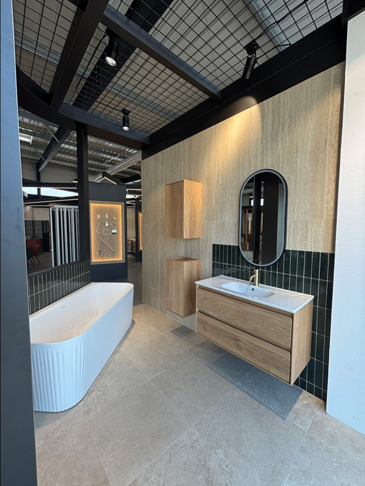 Baignoire îlot et meuble de salle de bain suspendu double et simple vasque