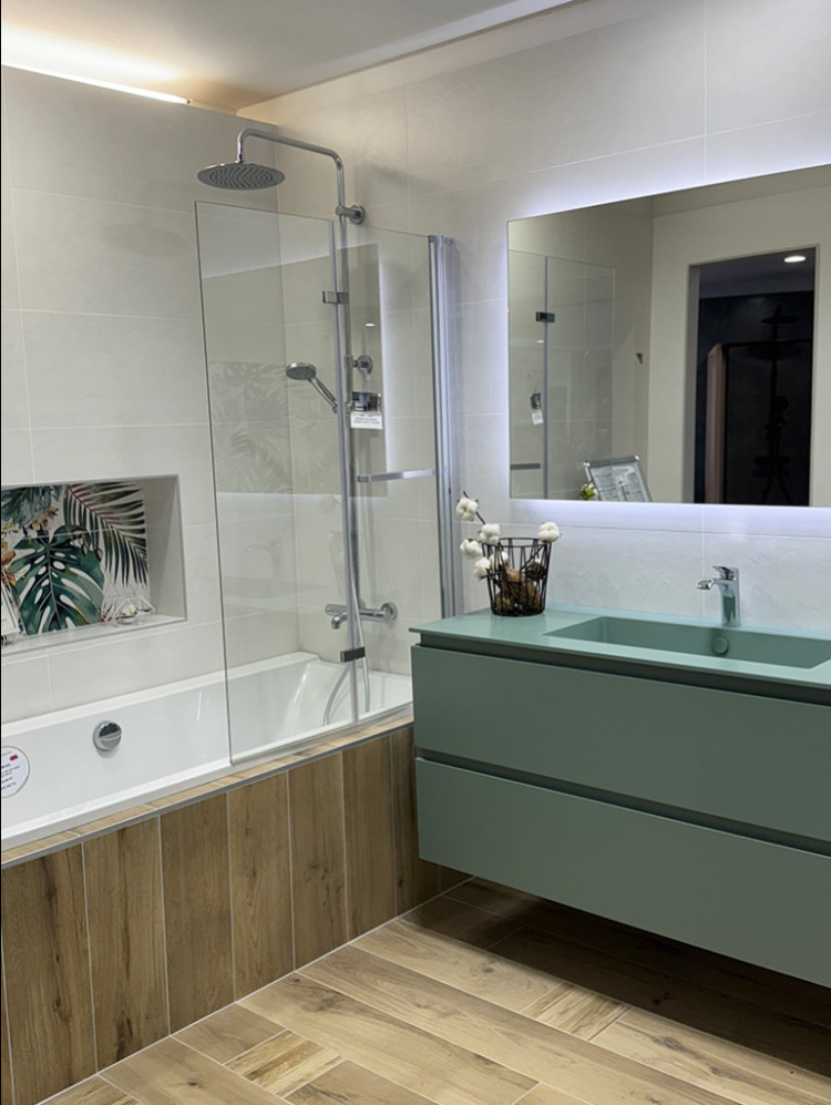 Baignoire encastrée et meuble suspendu 2 tiroirs