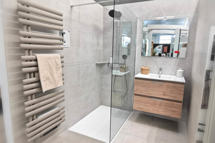 Meuble avec 2 tiroir, une douche à l'italienne et un sèche serviette