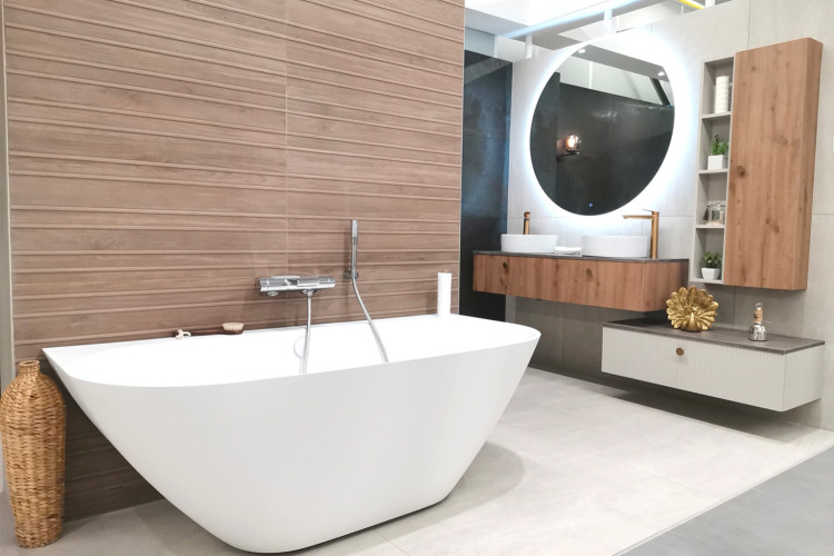 BAignoire îlot avec meuble asymétrique et colonne de rangement