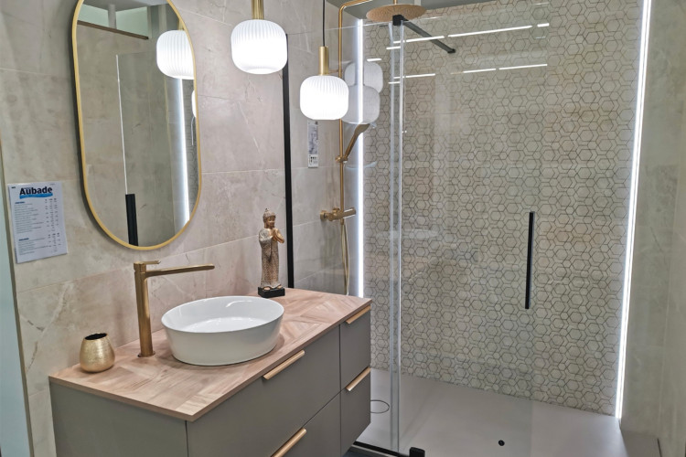 Meuble de salle de bain avec vasque à poser et douche 