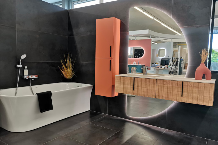 Baignoire avec meuble suspendu et colonne de rangement