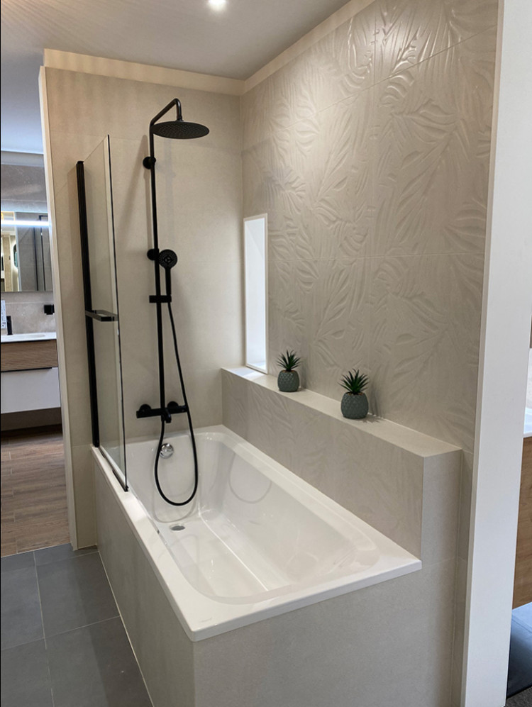 Baignoire avec colonne de douche