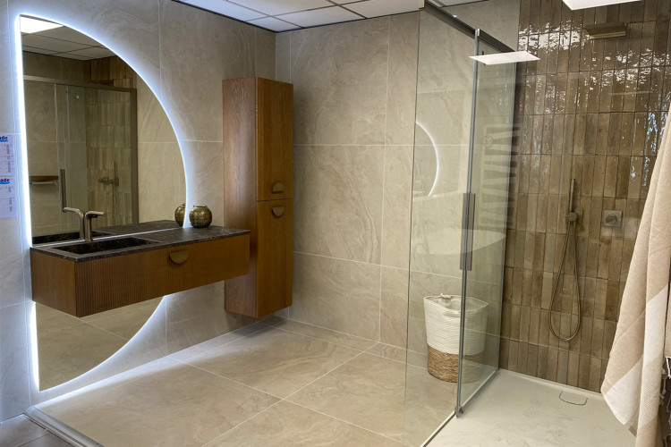 Douche à l'italienne avec meuble suspendu et colonne de rangement