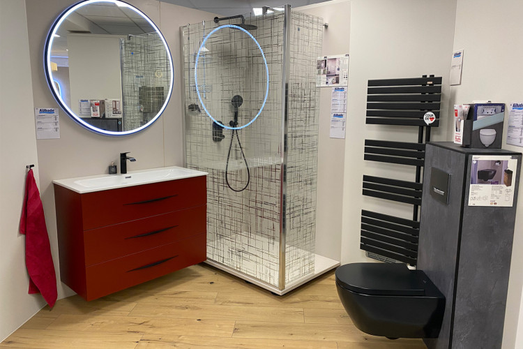 Meuble 3 tiroirs, douche avec paroi et toilettes suspendu 