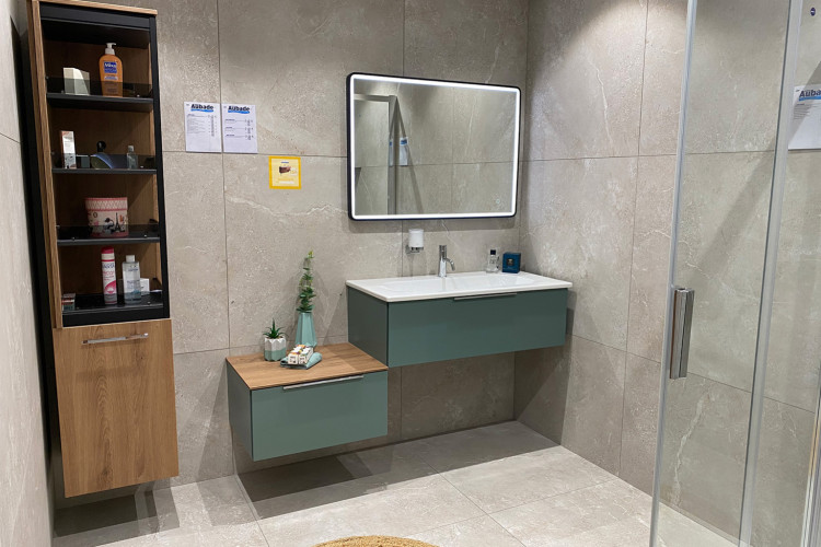 Meuble de salle de bain asymétrique avec une colonne de rangement