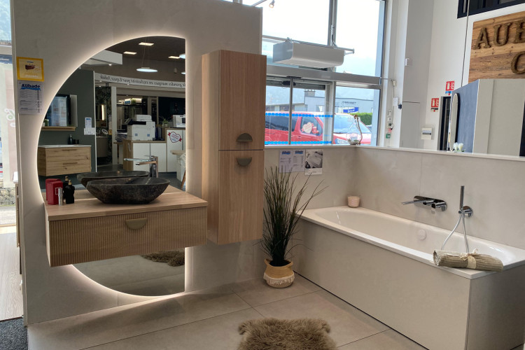 Meuble suspendu avec miroir et colonne de rangement 