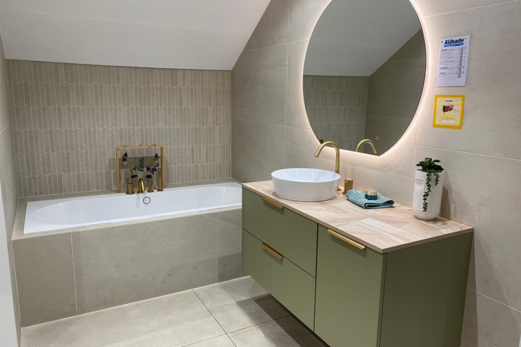 Baignoire encastrée avec meuble et vasque à poser
