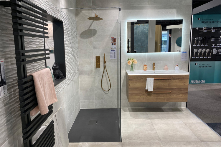 Douche avec receveur extra plat et sèche serviette