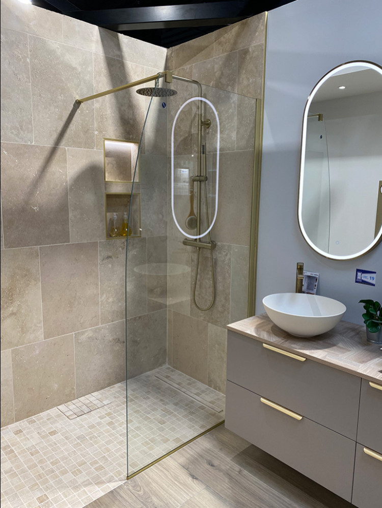 Douche italienne et meuble avec vasque suspendu