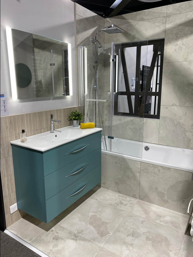 Meuble de salle de bain 3 tiroirs avec baignoire encastrée
