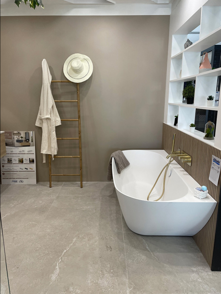 Baignoire avec robinetterie encastrée