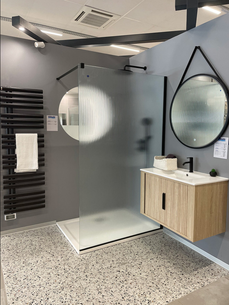 Meuble de salle de bain suspendu avec 2 porte, une douche italienne et un sèche serviette