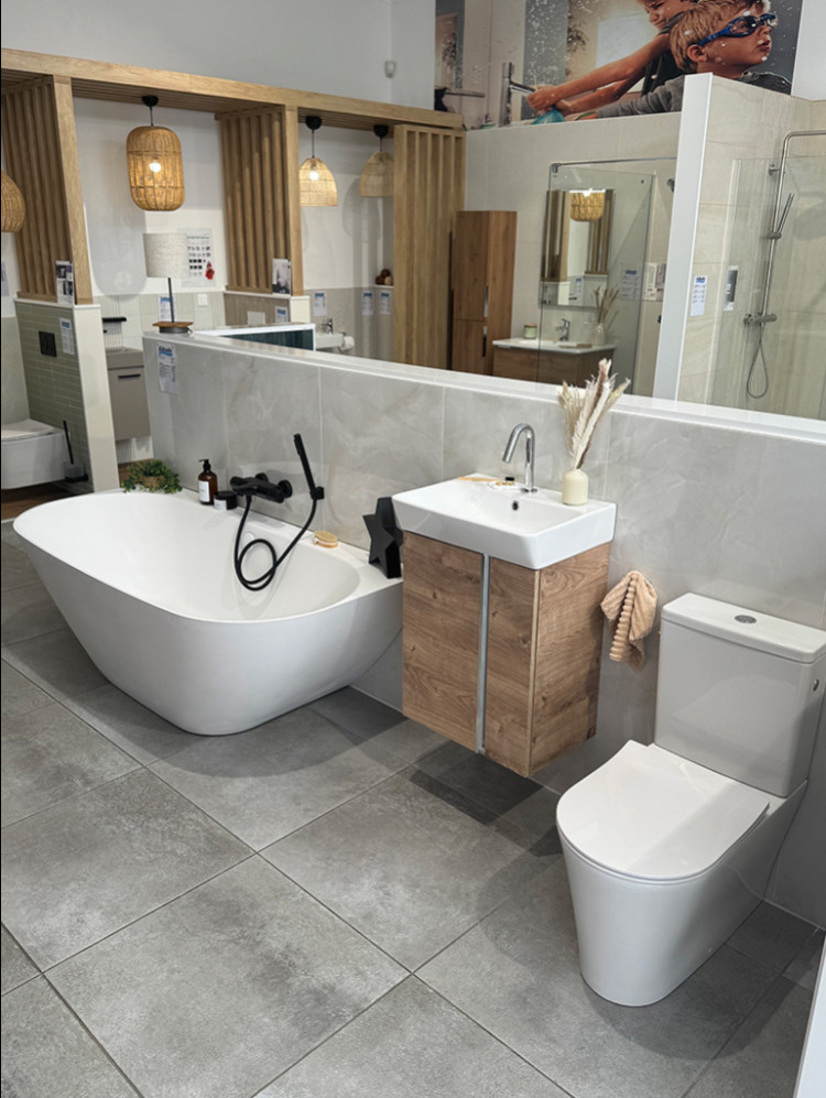 Baignoire avec lave main et toilettes