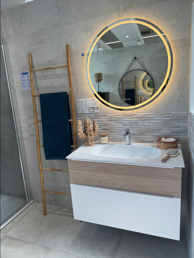 Meuble de salle de bain avec miroir