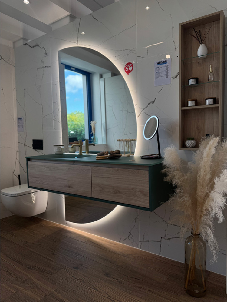 Meuble avec grand miroir et niche