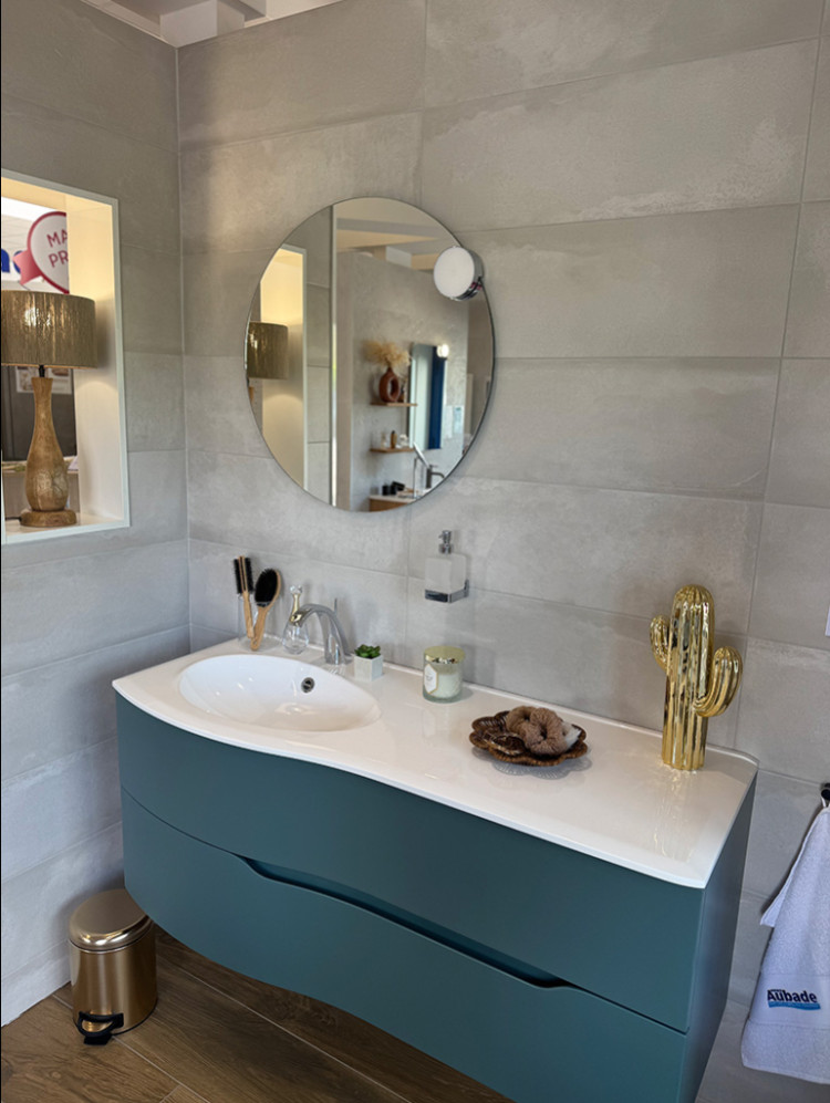 meuble avec une vasque à gauche et un miroir