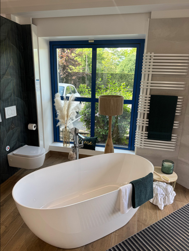 Baignoire îlot avec sèche serviette et toilettes