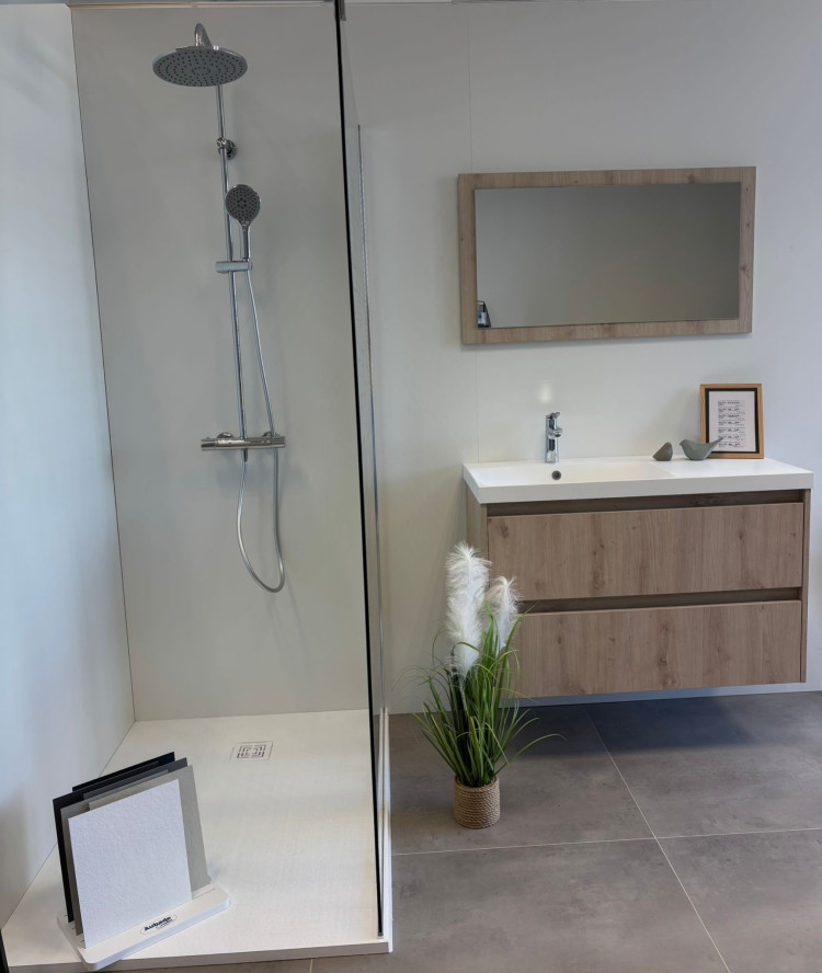 Douche avec receveur extra plat et meuble suspendu