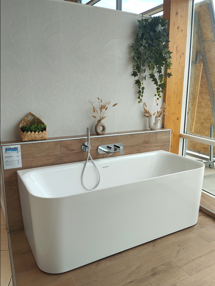Baignoire îlot avec robinetterie encastrée