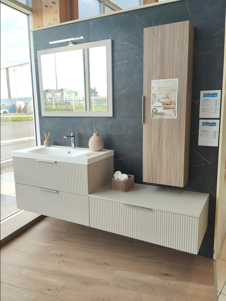 Meuble de salle de bain avec colonne de rangement