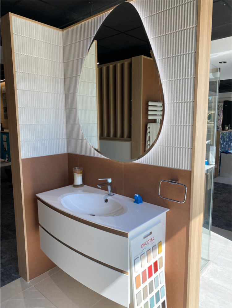 Meuble de salle de bain avec miroir asymétrique