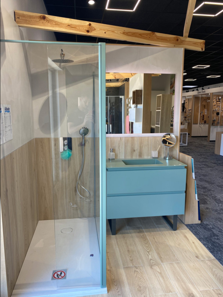 Douche avec receveur plat et meuble de salle de bain