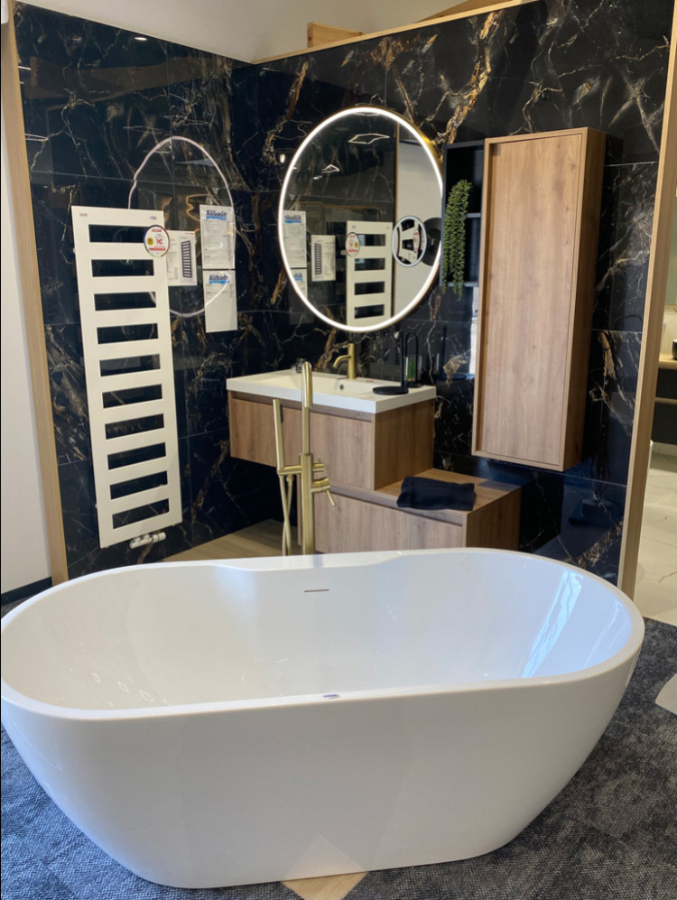 Baignoire îlot et meuble asymétrique