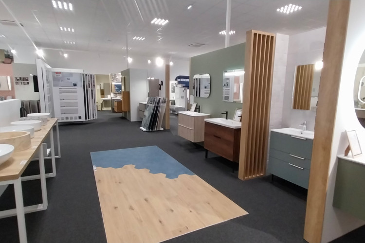 Meuble de salle de bain, vasque à poser et carrelage