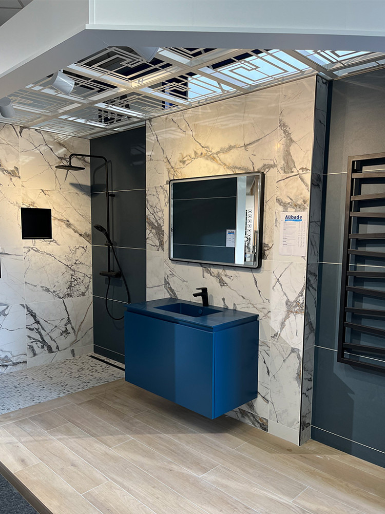 Meuble de salle de bains suspendu bleu robinet noir et miroir rectangulaire