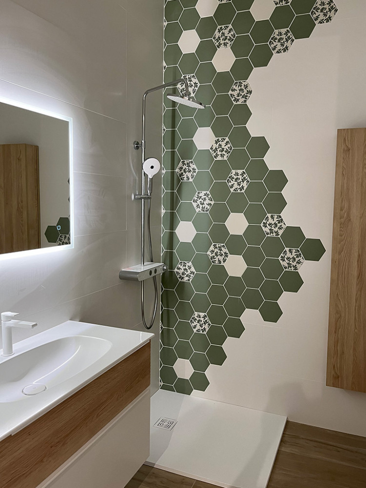 Meuble de salle de bains blanc-chêne et douche à l'italienne