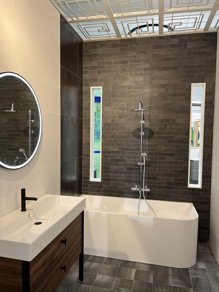 meuble de salle de bains sur pieds avec miroir LED rond et baignoire