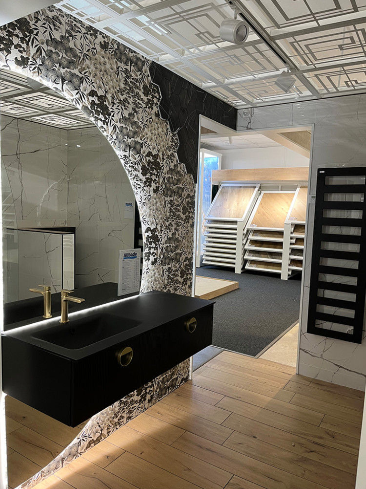 Meuble de salle de bains noir suspendu robinet doré et miroir demi-arc