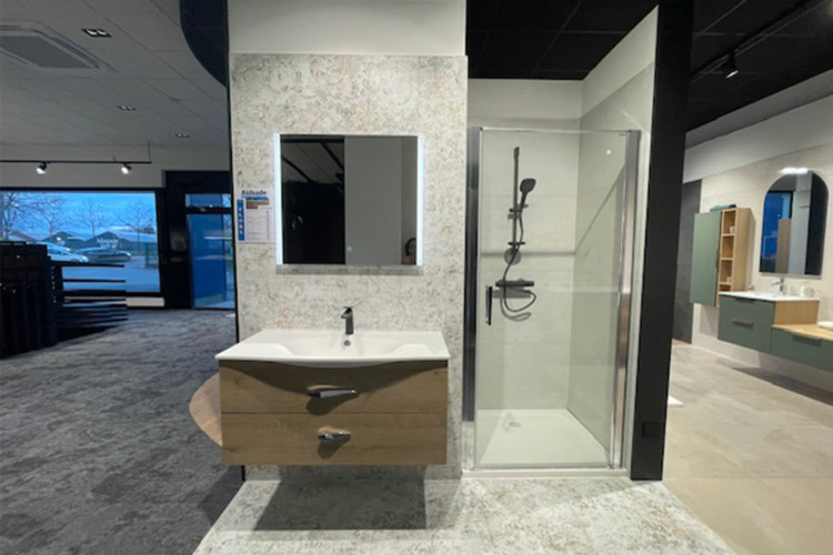Salle de bain avec meuble suspendu avec douche