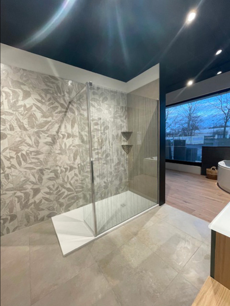 Douche avec un grand receveur plat