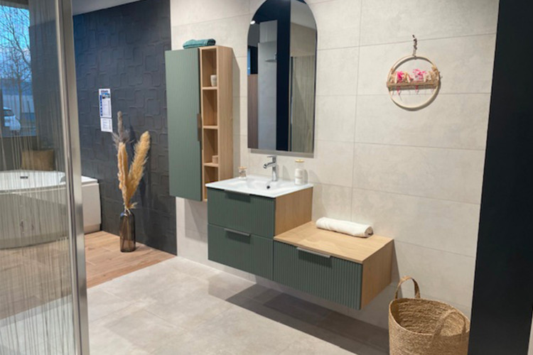 Meuble de salle de bain suspendu avec colonne