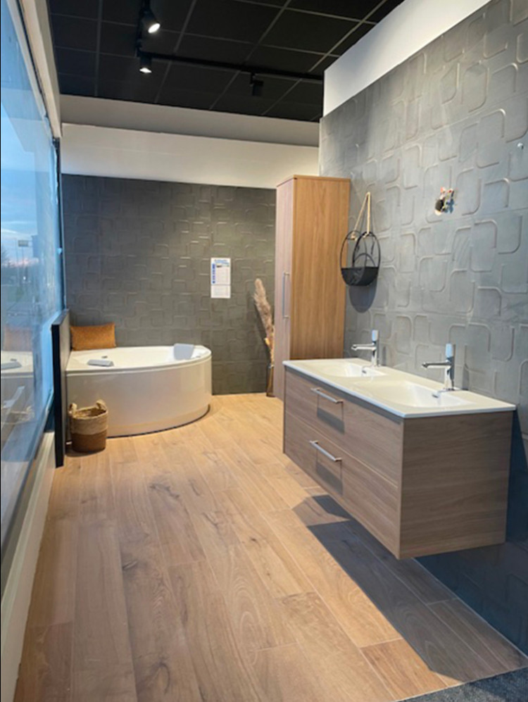 Salle de bain avec meuble suspendu baignoire d'angle et colonne de rangement