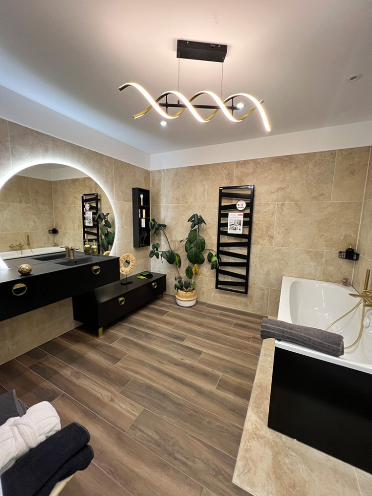Salle de bains toute équipée avec meuble suspendu 
